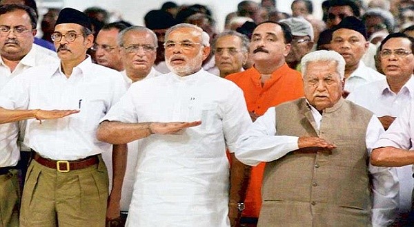 인도 모디 총리가 구자라투주 장관이었을 때 인도 힌두교 극우단체 RSS 행사에 참석한 장면