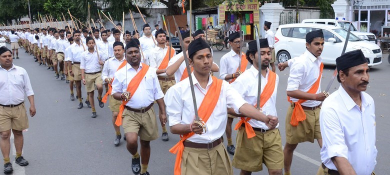 RSS 단원들이 거리를 행진하고 있다