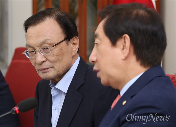 이해찬 더불어민주당 신임 대표가 27일 오후 서울 여의도 국회에서 김성태 자유한국당 원내대표를 만나 협조를 구하고 있다. 