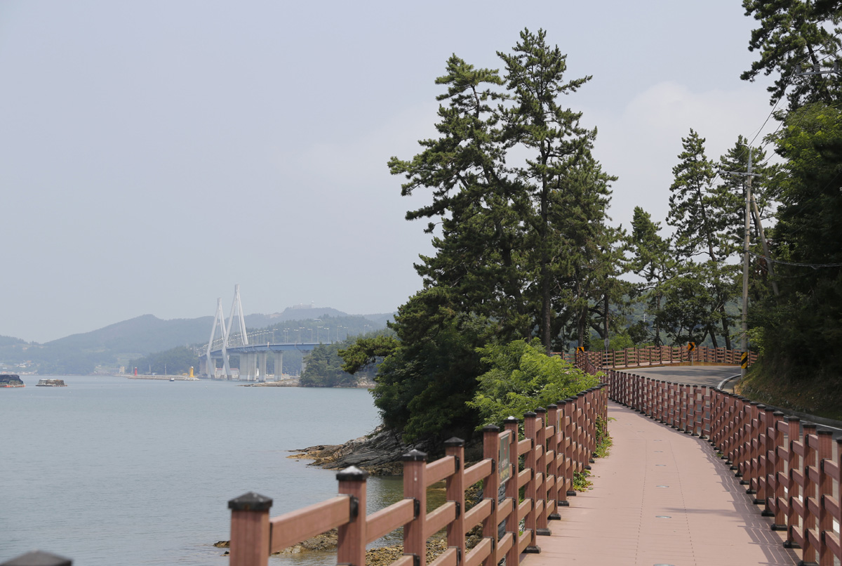 거금도에서 가까운 소록도 해안데크 풍경. 데크 끝에 보이는 다리가 소록도와 고흥녹동을 이어주는 소록대교다.