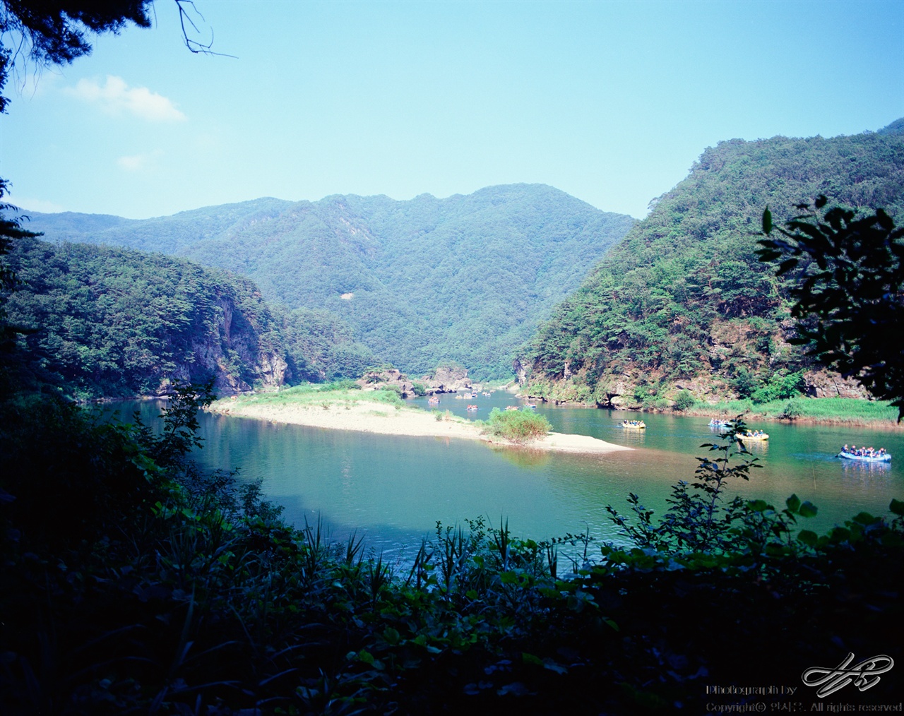 어라연이 눈 앞에 (6*7중형/Ektar100)풀과 나무가 액자가 되고 풍경은 곧 그림이 된다. 어라연 물돌이 장소가 지척이다.