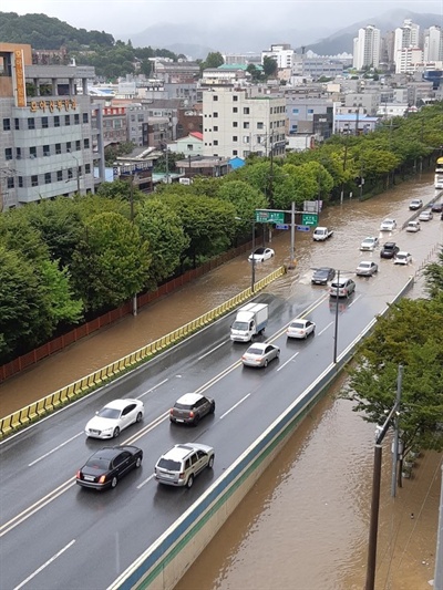 27일 오전 광주 남구 백운동 일대 도로가 시간당 73㎜이상 쏟아진 국지성 호우로 물에 잠겨 있다. [독자 제공]