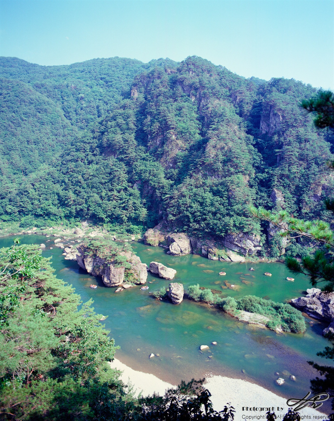 전망바위에서 (6*7중형/Ektar100)수면 위 보트들의 크기를 보면 강과 바위들의 규모를 짐작할 수 있다.