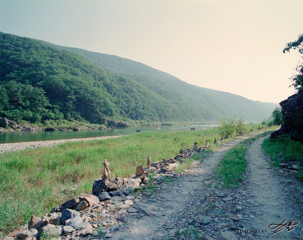 돌아가는 길 (6*7중형/Ektar100)길 옆으로 작은 돌들이 가지런히 쌓여있다.