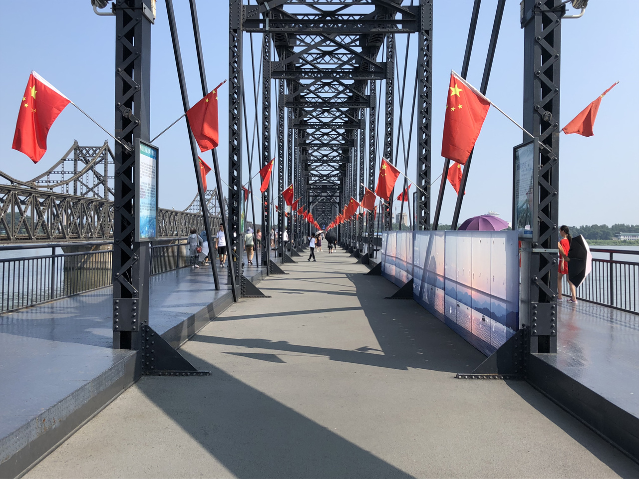 중국 국기가 걸려 있는 압록강 단교