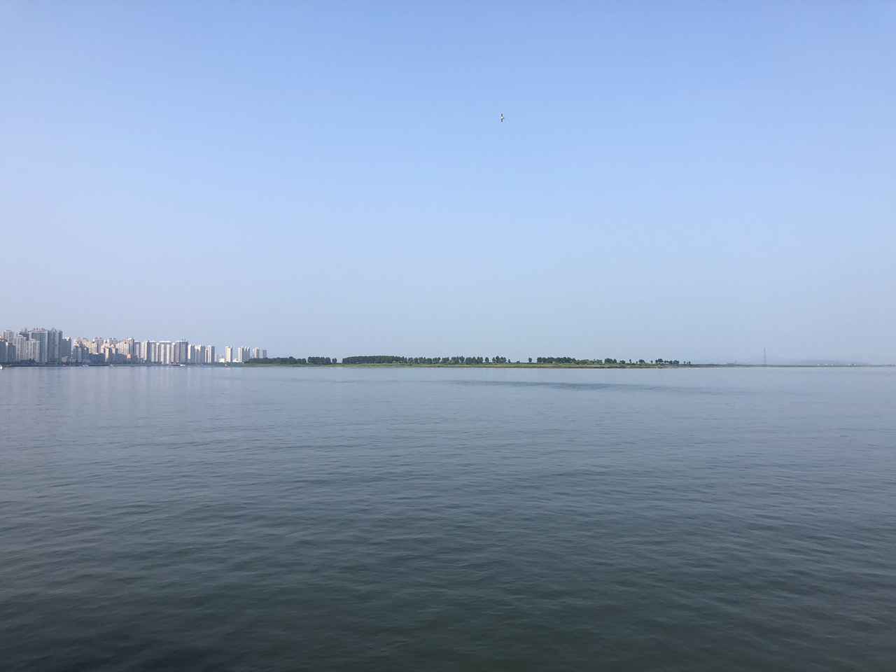 압록강 유람선에서 본 단동(왼쪽)과 위하도