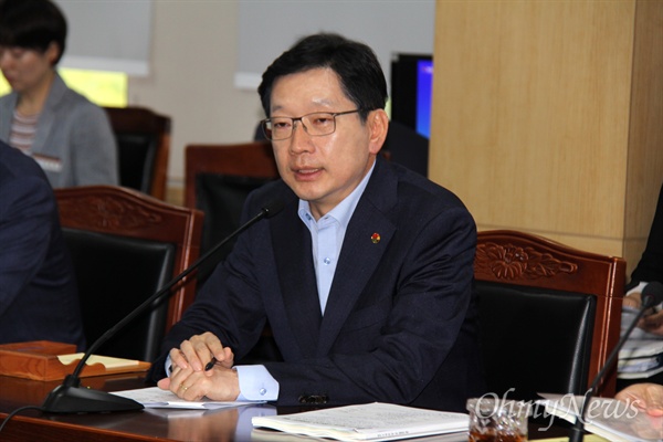 김경수 경남도지사는 8월 28일 오전 경남도청 도정회의실에서 취임 이후 첫 시장군수회의를 열었다.