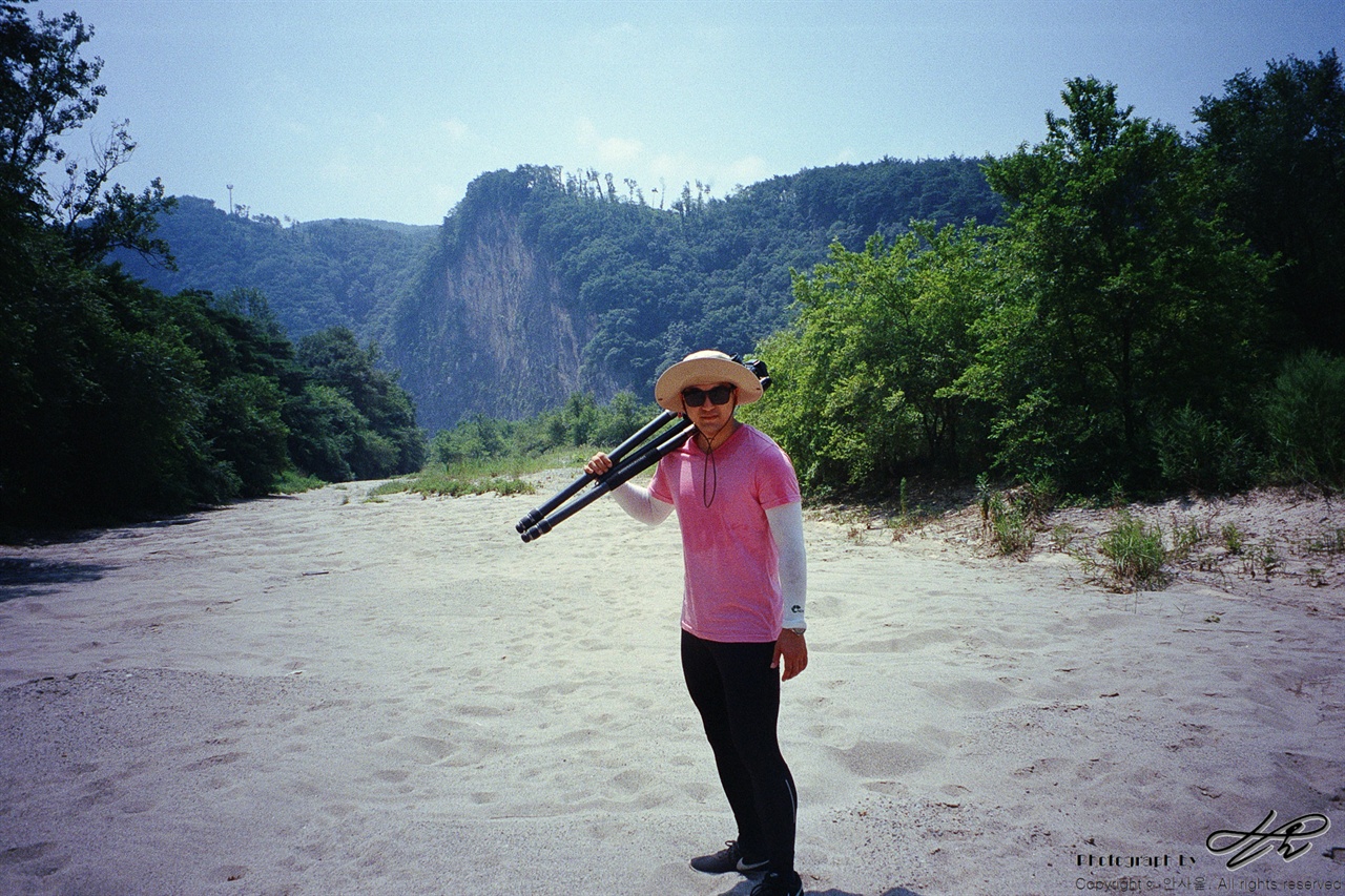 모래의 강 (35mm/Portra400)서 있는 곳은 자갈이 함께 있어서 제법 단단했지만 다른 곳은 발등이 모래에 덮일 정도로 푹푹 빠졌다. 매우 고운 모래들이었다.