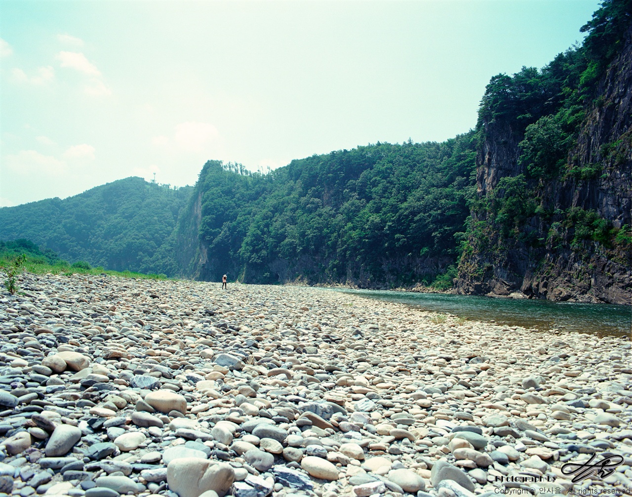 강과 돌밭 (6*7중형/Ektar100)동행인이 광할한 돌밭을 걸어오고 있다. 사람의 크기로 미루어 풍경의 규모를 짐작할 수 있다.