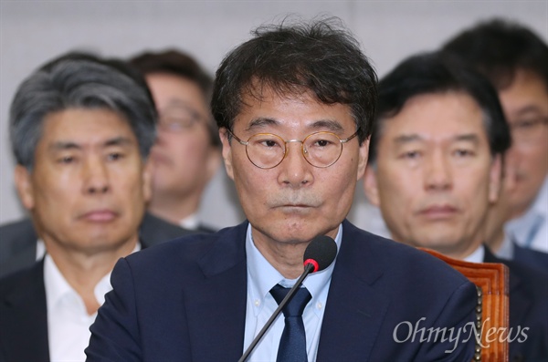 2018년 8월 28일 장하성 청와대 정책실장이 서울 여의도 국회에서 열린 운영위원회 전체회의에 출석해 의원들의 질의에 답변하고 있다. 
