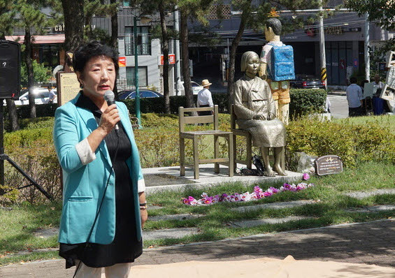 8월 14일 울산 남구 신정동 울산대공원 동문 광장 입구에 있는 '평화의 소녀상'앞에서 열린 위안부 기림 행사에서 원덕순 울산여성신문 사장이 인사말을 하고 있다