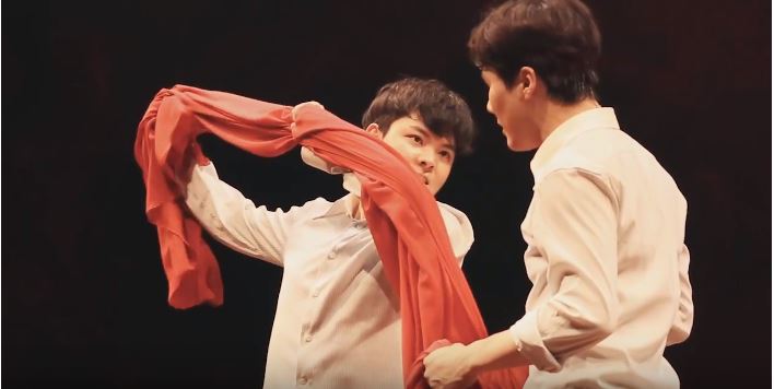 연극 <알앤제이>의 한 장면. 학생들이 붉은 천을 이용해서 로미오와 줄리엣 역할극을 하고 있다.