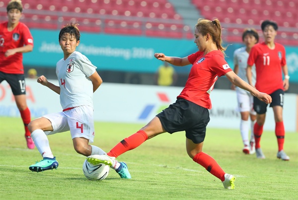 막혀버린 장슬기의 슛 28일(현지시간) 인도네시아 팔렘방 겔로라 스리위자야 경기장에서 열린 2018 자카르타-팔렘방 아시안게임 여자축구 4강전 한국과 일본의 경기에서 1-2로 패한 한국의 장슬기의 슛이 일본 수비에 막히고 있다.