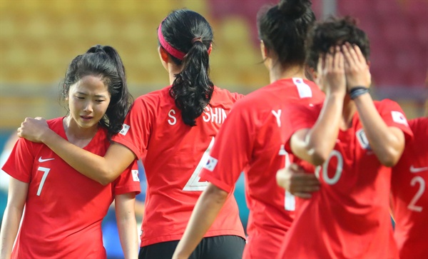 여자축구 '아시아 최강의 자리는 다음 기회에' 28일(현지시간) 인도네시아 팔렘방 겔로라 스리위자야 경기장에서 열린 2018 자카르타-팔렘방 아시안게임 여자축구 4강전 한국과 일본의 경기에서 1-2로 패한 한국 선수들이 아쉬워하며 경기장을 나서고 있다.