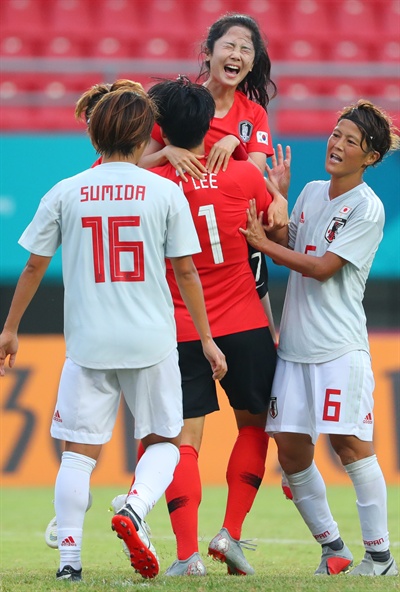 한국, 이민아의 동점골 28일(현지시간) 인도네시아 팔렘방 겔로라 스리위자야 경기장에서 열린 2018 자카르타-팔렘방 아시안게임 여자축구 4강전 한국과 일본의 경기에서 이민아가 후반 동점골을 넣은 뒤 동료들과 기뻐하고 있다. 