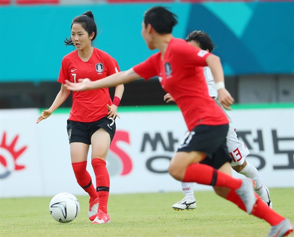 패스할 곳 찾은 이민아 28일(현지시간) 인도네시아 팔렘방 겔로라 스리위자야 경기장에서 열린 2018 자카르타-팔렘방 아시안게임 여자축구 4강전 한국과 일본의 경기에서 한국 이민아가 드리블을 하며 패스할 곳을 찾고 있다. 