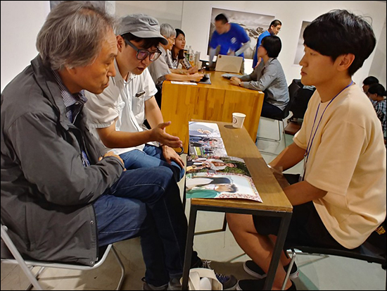 나카자토 가즈히토(도쿄 조형대 교수)에게 지도 받는 한국 학생