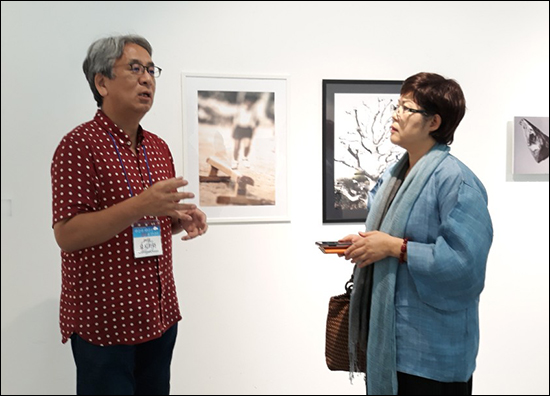 요시카와 나오야  요시카와 나오야 (오사카에술대학) 교수가 자신의 작품 앞에서 이번 행사의 중요한 의미를 기자에게 설명하고 있다. 요시카와 교수는 이번 행사에 큰 도움을 준 분이다.