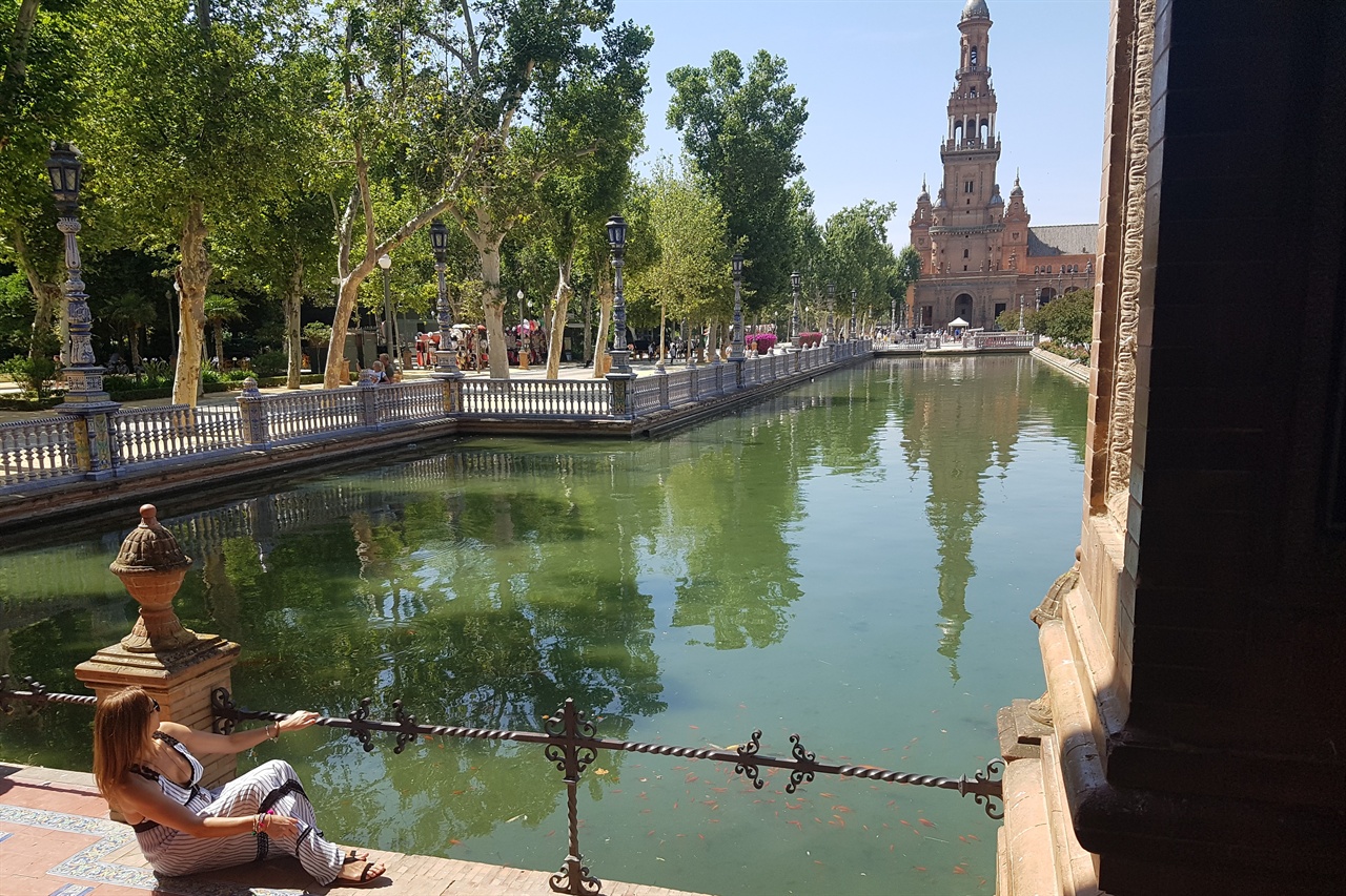 스페인광장에는 운하가 만들어져 있어 작은 배를 타고 뱃놀이를 즐길 수 있습니다.