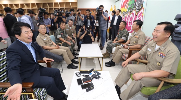 원희룡 제주지사와 환담하는 심승섭 해군참모총장 원희룡 제주도지사가 29일 오후 집무실에서 심승섭 해군 참모총장을 만나 환담하고 있다.