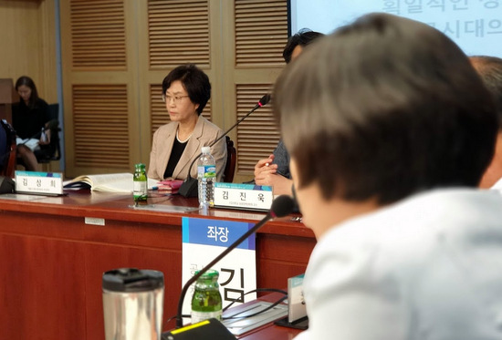 저출산위의 김상희 부위원장이 한 초등교사의 반대 토론을 듣고 있다. 