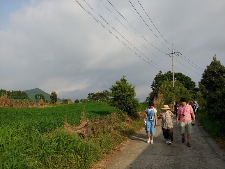 4.3 생존희생자인 홍춘호 님과 동광리 4.3길을 함께 걸으며 증언을 듣는 시간을 가졌다
