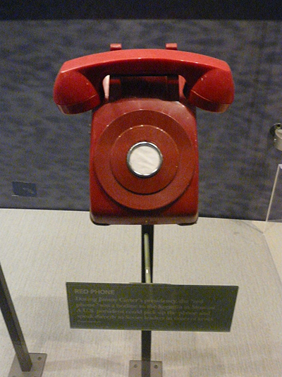 지미 카터 행정부 당시의 핫라인 상징물. 실제로 사용되지는 않았다. 실제 사용된 것은 사진과 달리 직통 전신이었다. 