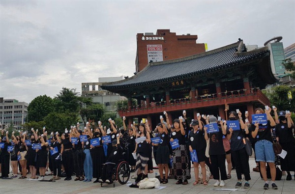 26일 서울 종로구 보신각 앞에서 낙태죄 폐지를 요구하는 여성 125명이 경구용 자연유산 유도약인 '미프진'을 복용하는 퍼포먼스를 하고 있다. 