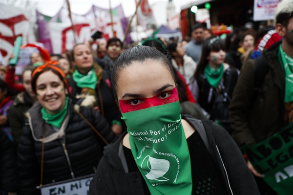 지난 8월 8일 열린 아르헨티나에서 열린 낙태 합법화 지지 시위 모습. 