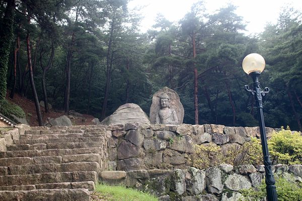보물 제136호로 지정된 경주 남산 미륵곡 석조여래좌상
