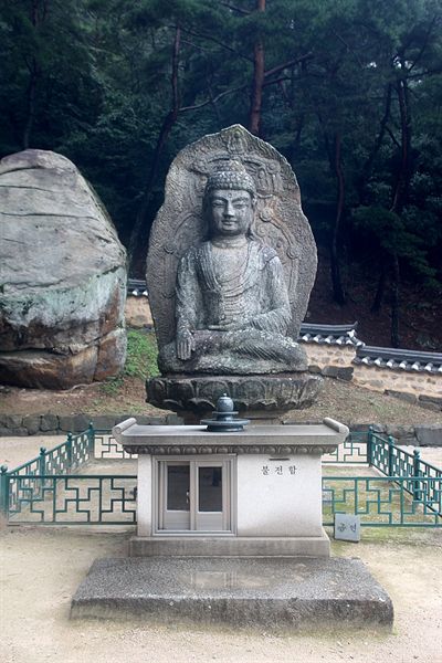 보물 제136호로 지정된 경주 남산 미륵곡 석조여래좌상 정면 모습