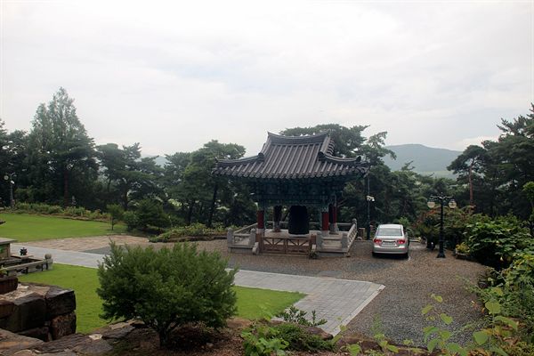 경주 남산 미륵곡 석조여래좌상이 있는 보리사 범종각 모습