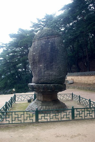 경주 남산 미륵곡 석조여래좌상 뒷면 모습