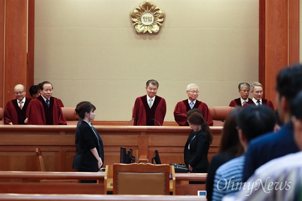 이진성 헌법재판소장과 헌법재판관들이 지난 30일 오후 서울 종로구 헌법재판소 대심판정에 입장하고 있다.