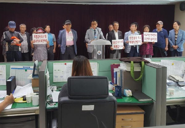  전 학교 법인재단 태화학원 홍명고(현 울산학원 세인고) 설립자인 이원우(76) 전 이사장과 친인척들이 30일 오후 울산시교육청 프레스센터에서 특별감사를 요구하는 기자회견을 열고 있다 