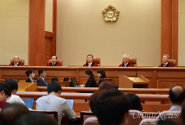 이진성 헌법재판소장이 2018년 8월 30일 오후 서울 종로구 헌법재판소 대심판정에 입장해 선고에 앞서 인사말을 하고 있다.