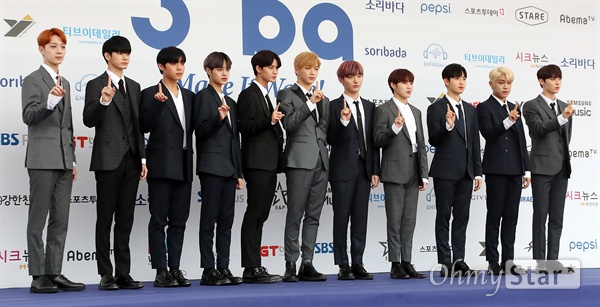 '2018 SOBA' 워너원, 블루카펫 들썩 워너원이 30일 오후 서울 방이동 올림픽공원 체조경기장에서 열린 <2018 소리바다 베스트 케이뮤직 어워즈> 블루카펫에서 포즈를 취하고 있다.