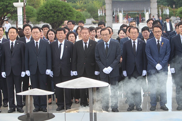 더불어민주당 이해찬 당대표를 비롯한 새 지도부가 30일 광주 국립5·18민주묘지를 참배했다.