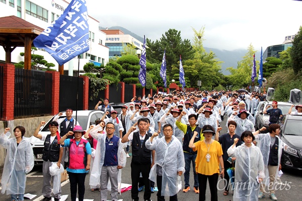  한국지엠 창원공장이 고용노동부의 불법파견 시정명령을 이행하지 않고 비정규직 해고자 복직이 되지 않고 있는 가운데, 전국금속노동조합 경남지부는 8월 30일 늦은 오후 창원고용노동지청 앞에서 "해고자 복직 불법파견 시정명령 이행 촉구 결의대회"를 열었다.