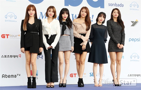 '2018 SOBA' AOA, 변신 기대해! AOA가 30일 오후 서울 방이동 올림픽공원 체조경기장에서 열린 <2018 소리바다 베스트 케이뮤직 어워즈> 블루카펫에서 포즈를 취하고 있다.