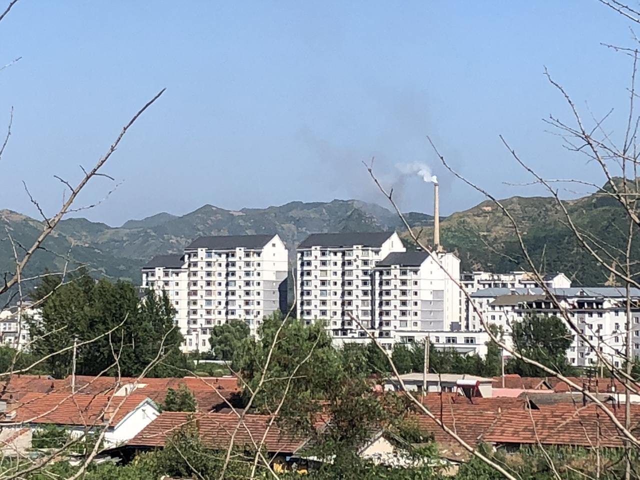 집안시 건물 너머 굴뚝이 있는 산이 북한 만포시다.