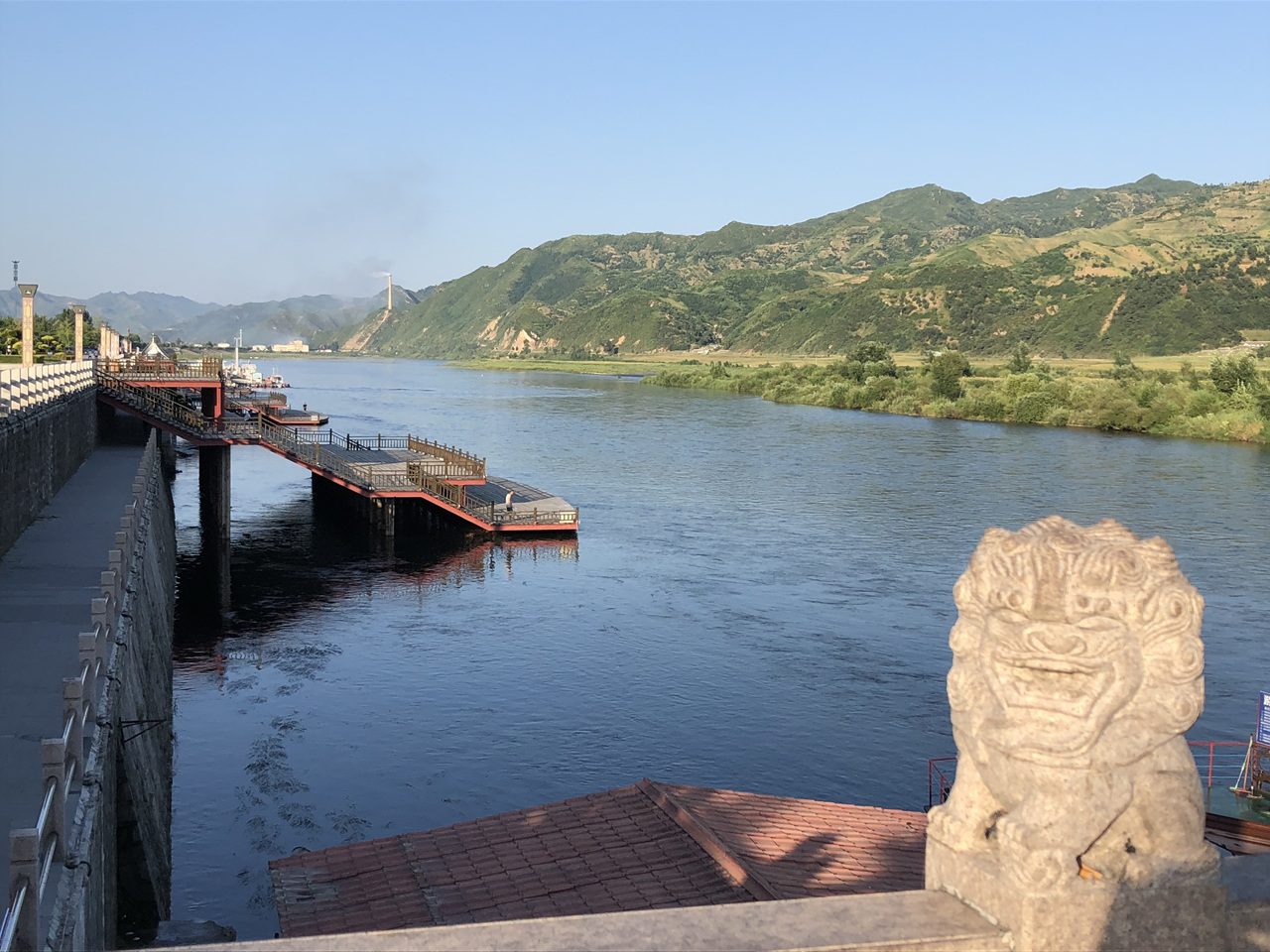 집안(왼쪽)과 압록강, 북한 만포시