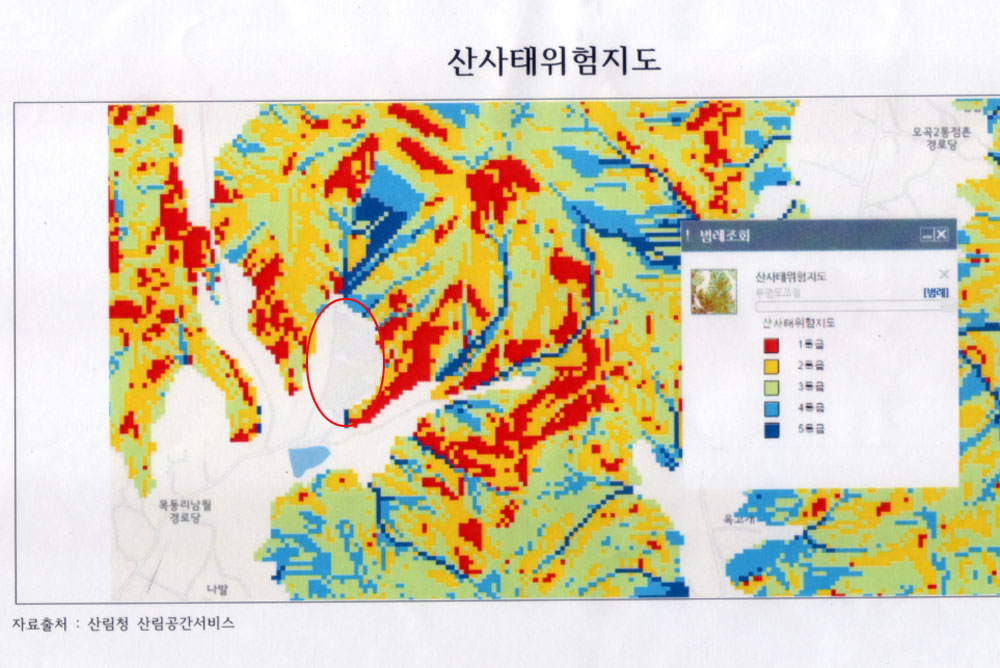  공주시에서 제공한 산사태위험지도에는 태양광발전시설이 들어오는 천선원 주변(원안)이 산사태 위험등급 1~2등급으로 나타나 있다.