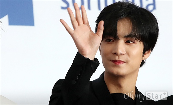 '뉴이스트W' JR, 술렁이는 여심바다 뉴이스트W의 JR이 30일 오후 서울 방이동 올림픽공원 체조경기장에서 열린 <2018 소리바다 베스트 케이뮤직 어워즈> 블루카펫에서 팬들을 향해 손인사를 하고 있다.
