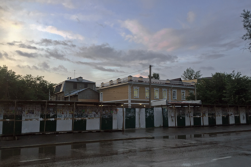 아직 비가 다 마르지 않은 이르쿠츠크의 길
