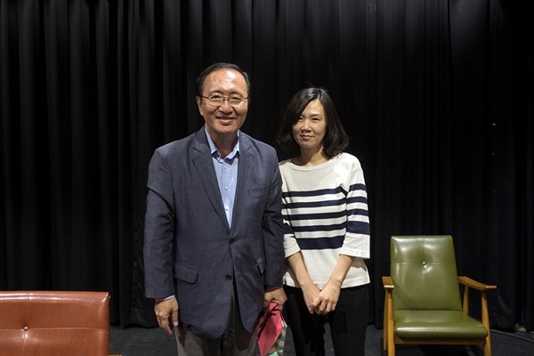 2017년 8월 29일 열렸던 예스24 주최 '문화학교' 행사에 <82년생 김지영>의 조남주 작가와 함께 참석했던 노회찬 의원. 당시 두 사람이 함께 촬영한 기념사진이다.