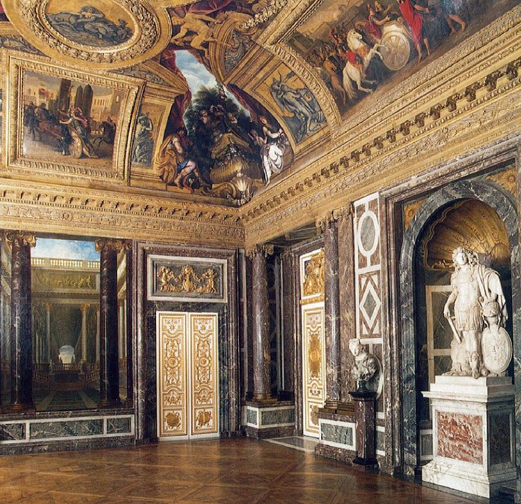 벽과 천장이 온통 그림으로 장식된 베르사이유궁 내부
