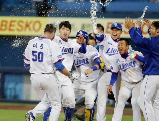  러프의 끝내기 홈런을 축하하는 삼성 선수단