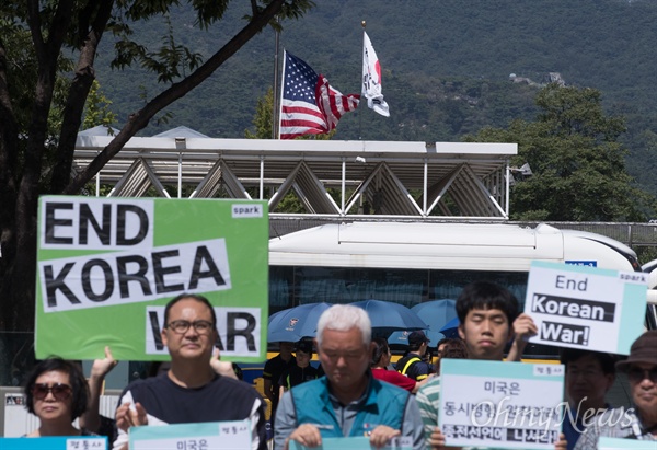  평화와통일을여는사람들 회원들이 31일 오후 서울 미대사관 옆에서 기자회견을 열고 유엔사의 남북철도공동점검 불허에 대해 규탄 성명을 내고 종전선언에 나설 것을 주장하고 있다. 