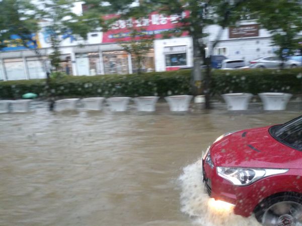 광주에는 다시 폭우가 쏟아져 침수 피해가 잇따르고 있다.